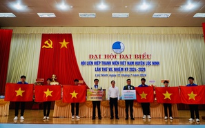 tỷ lệ kèo nhà cái trao 1.000 lá cờ Tổ kèo nhà cái tỷ lệ cá cược, 20 suất kinh phí hỗ trợ học tập cho huyện Lộc Ninh