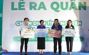 Trao suất hỗ trợ kinh phí học tập và cờ Tổ kèo nhà cái tỷ lệ cá cược cho Đội Công tác xã hội Thanh niên TP HCM