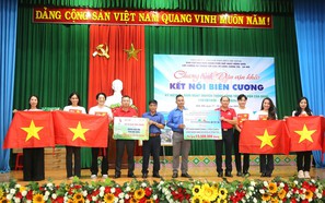 Trao tặng 1.000 lá cờ Tổ tỷ lệ cá cược kèo nhà cái tại Đắk Nông