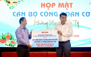 Trao 50 suất hỗ trợ học tập cho con công tỷ lệ kèo nhà cái malaysia, lao động khó khăn quận Bình Tân