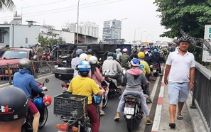 TP HCM: Ô tô tải lật, cảnh sát phong toả cầu Chữ Y