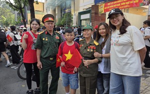 Video: Hai bạn trẻ bật khóc khi nghe cựu chiến binh kể chuyện