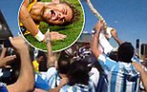 Ăn mừng với xương sống gãy chọc tức Neymar