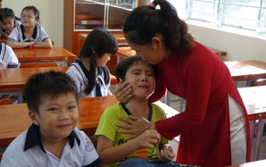 Cô giáo bốn lần đi xin lỗi học trò