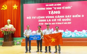 Báo Người Lao Động tặng 2.000 lá cờ Tổ quốc cho Vùng Cảnh sát biển 3