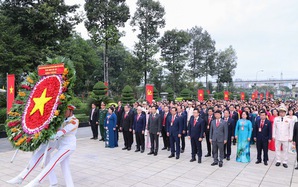 Ho Chi Minh City Party Congress delegates honor martyrs in solemn tribute