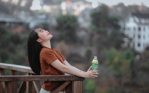 Ban công, playlist và một chai trà xanh: Combo giúp sinh viên năm nhất biến stress thành động lực