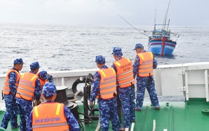 Kịp cứu tàu cá gặp nạn trên vùng biển Trường Sa