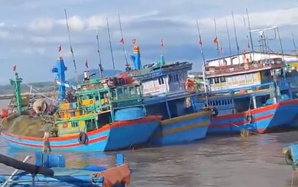 Thót tim cứu 7 tàu cá trôi tự do giữa cửa cảng Phan Thiết