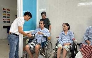 Ấm tình người giữa dòng lũ dữ