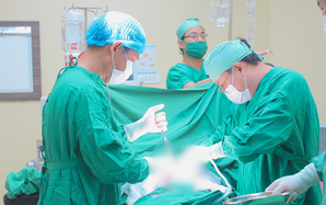 Ăn uống vô tội vạ đêm khuya, nam sinh viên bị thủng tạng rỗng