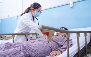 Ba mẹ con đều cùng ngộ độc sau khi ăn bánh mì cóc