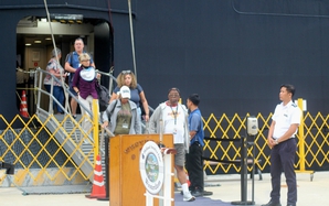 Hai siêu du thuyền hạng sang đưa 3.100 khách du lịch quốc tế đến Quảng Ninh