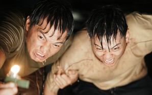 Hoài Lâm, Quang Tuấn chật vật "trốn chạy" trong cống ngầm