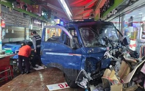 Xe tải đâm vào chợ ở Hàn Quốc, tiếng kêu cứu khắp nơi, nhiều người thương vong