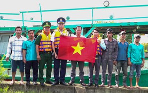 Tặng cờ Tổ quốc và tuyên truyền phòng chống IUU cho ngư dân Cà Mau