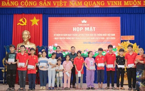 Tặng thẻ BHYT, học bổng cho trẻ em khó khăn tại phường Chánh Hiệp, TP HCM