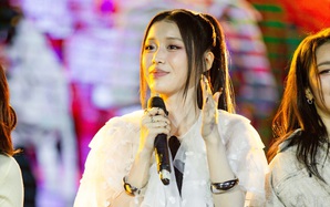 Cô gái Hàn Quốc Han Sara bật khóc