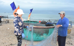 Trăm năm lăn theo con sóng bạc đầu