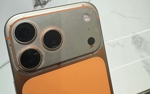 Xôn xao vụ iPhone 17 Pro Max màu cam vũ trụ bị tróc sơn do "lau bằng khăn ướt"