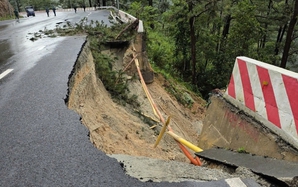 Đèo Prenn ở Đà Lạt bị "trôi" mảng đường lớn