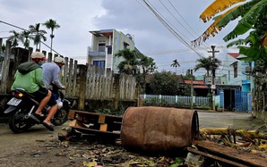 Cả khu dân cư dựng barie tự chế, ngăn xe né trạm BOT ở Đà Nẵng