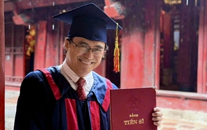 Đạo diễn Hữu Luân hạnh phúc đón nhận bằng tiến sĩ quản lý văn hóa