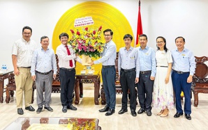 Lãnh đạo LĐLĐ TP HCM thăm, chúc mừng ngày Nhà giáo Việt Nam