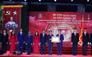 Trường ĐH Khoa học Xã hội và Nhân văn nhận Huân chương Lao động hạng Nhất