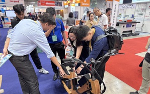 Xe máy điện khung gỗ do sinh viên chế tạo khiến dân tình trầm trồ