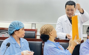 Cô giáo mắc ung thư bật khóc khi được bệnh viện tri ân