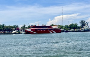 Tàu cao tốc tạm ngừng vận chuyển ra đặc khu Phú Quý