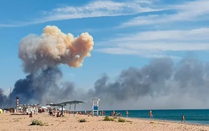 Loạt vụ nổ rung chuyển Crimea, Nga phóng "bão" tên lửa