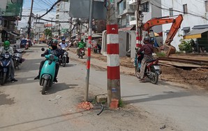 Sớm di dời trụ điện giữa đường