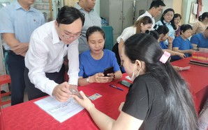 Phường Bình Tiên: Người dân được "cầm tay, chỉ việc" khi thực hiện thủ tục hành chính trực tuyến