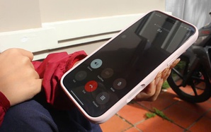 Những người con xa xứ mong chờ cuộc gọi hồi âm từ quê nhà ngập lụt