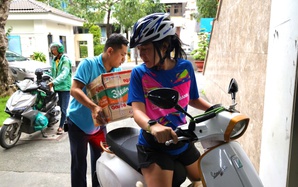 Hình ảnh đầy ắp tình người của người dân TPHCM gửi bà con vùng lũ trong sáng 22-11