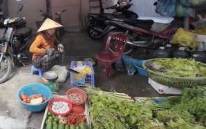 Chợ trống kệ, người dân Gia Lai phải “săn” từng bó rau nhỏ