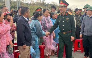 Đại tướng Phan Văn Giang kiểm tra tình hình, thăm hỏi người dân vùng lũ ở Gia Lai