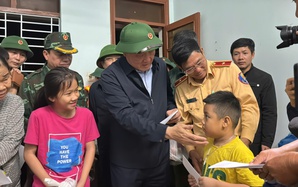 Phó Thủ tướng Thường trực Chính phủ Nguyễn Hòa Bìnhthăm hỏi người dân vùng lũ