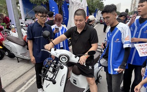 Doanh số xe máy điện tăng chóng mặt