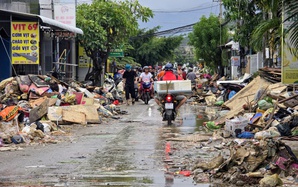 Người dân Nha Trang tất bật dọn "núi" rác thải sau lũ lịch sử