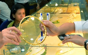 Giá vàng hôm nay 25-11: Vàng thế giới tăng rất mạnh