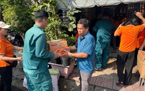 Những hình ảnh ấm áp mà nhói lòng ở TPHCM