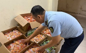 Phát hiện số lượng lớn bánh kẹo bán Tết không rõ xuất xứ