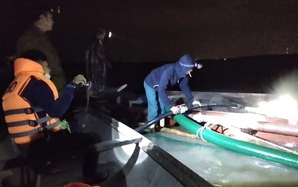 Hai chuyến hàng "bí ẩn" xuất hiện giữa đêm, công an lập tức bao vây, xử lý