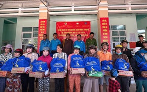 Bà con vùng bão lũ tỉnh Khánh Hòa vui mừng nhận hàng thiết yếu