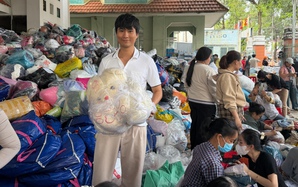 Người dân TPHCM thảo thơm, ủng hộ hàng trăm tấn hàng hóa gửi đến bà con vùng lũ