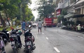 Lại thản nhiên giăng lưới đánh cầu lông giữa đường ở TPHCM