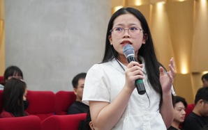 Tuyên tuyền theo phong cách mới, sinh viên hào hứng chấp hành giao thông